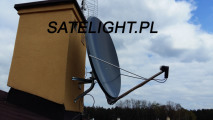 Montaż anteny satelitarnej na dachu. 